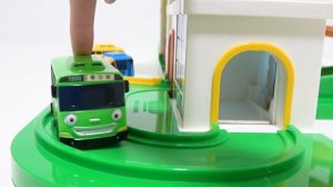 Чибикко Тайо ☆ Маленьким автобус Тайо на вращающейся парковке из машин!