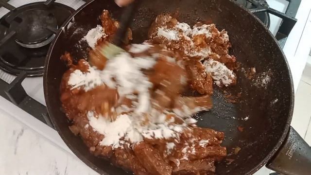 ГУЛЯШ из Говядины с подливкой на сковороде! смотреть онлайн