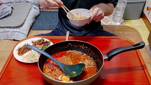 아침밥(새벽 5시) 숙취해소!! 해장라면 먹방(팽이버섯 라면) Breakfast (5 am) Spicy Enoki Mushroom Haejang Ramen) смотреть онлайн