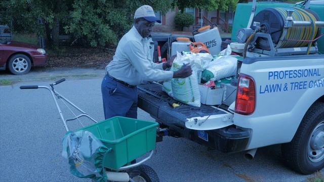 Applying Lime Treatments to your Lawn -- Expert Lawn Care Tips смотреть онлайн
