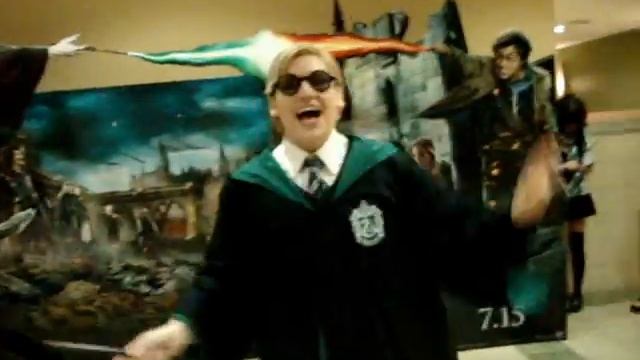 Draco Malfoy as Harry Potter [HP7pt.2 premiere silliness] смотреть онлайн