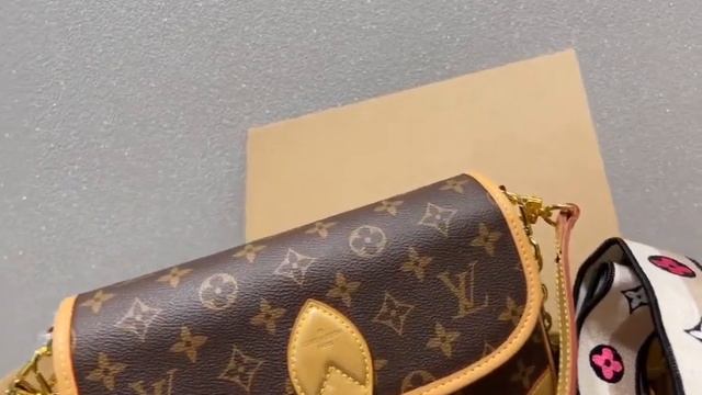 LV baguette bag super like itRetro fashion cute girl modelThe upper body is very Ness смотреть онлайн