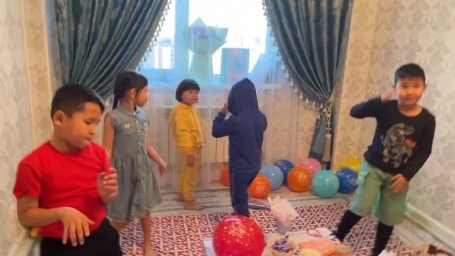 Сәлем достар бүгін менің туылған күнім! смотреть онлайн