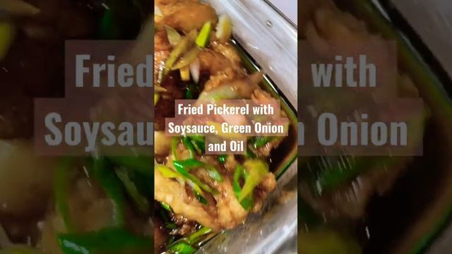 Fried Pickerel with Soysauce, Green Onion and Oil #yummyfood #shorts #filipinofood #youtubeshorts смотреть онлайн