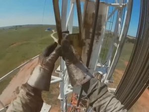 Экстремальная работа верхового на вышке буровой👍