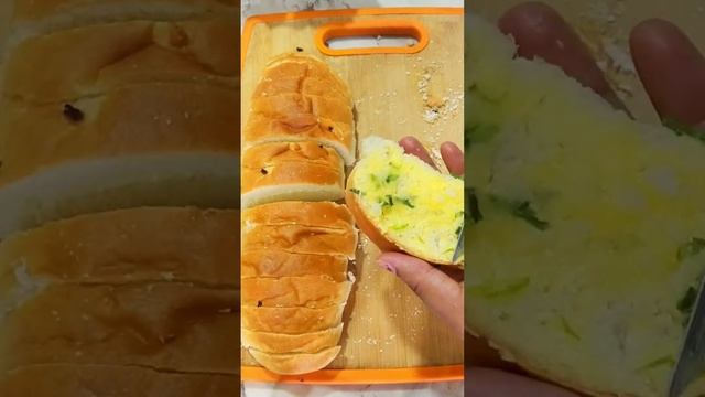Cheesy Butter Garlic Bread #shorts смотреть онлайн