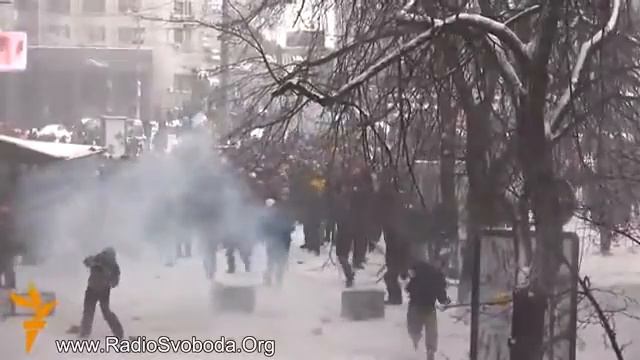 Сотни бойцов «Беркута» атакуют митингующих на Грушевского людей смотреть онлайн