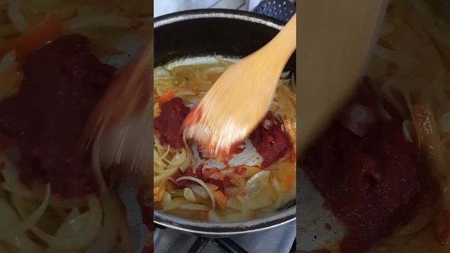 Спагетти с сыром в томатном соусе 🍝#оченьвкусно #готовимдома #рецепты #shorts #shortvideo смотреть онлайн