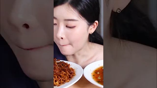 Mukbang Korean food.( Eat pork ribs, pork skin, pork legs, fried chicken ). смотреть онлайн