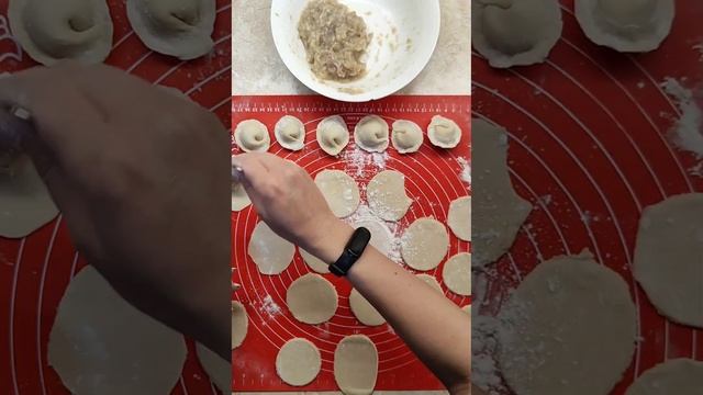 Лепим пельмени 💪 Домашние вкуснее 🤤🤌🔥 #готовимдома #food смотреть онлайн
