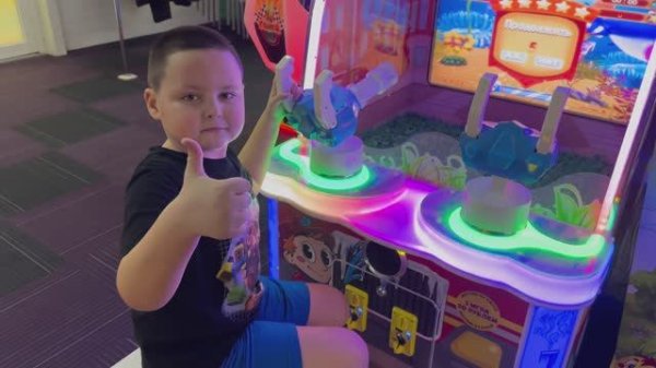 Тимур играет.