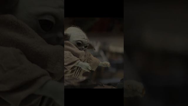 🐸Малыш Йода играет со зверушкой #shorts #сериал #мандалорец #mandalorian #фильмы #малышйода смотреть онлайн