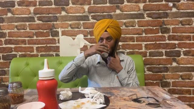 AUKHE HOKKE KHADA PIZZA😅MANNE NE CHAKI KHI FR HOYI SERVICE😂#viral #trendingshorts #vlog #viral смотреть онлайн