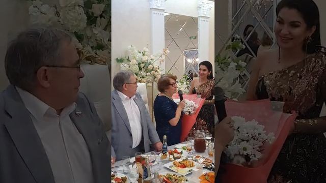 Поклонница Ильсии Бадретдиновой раскритиковала ее песни в стиле татарского рока смотреть онлайн