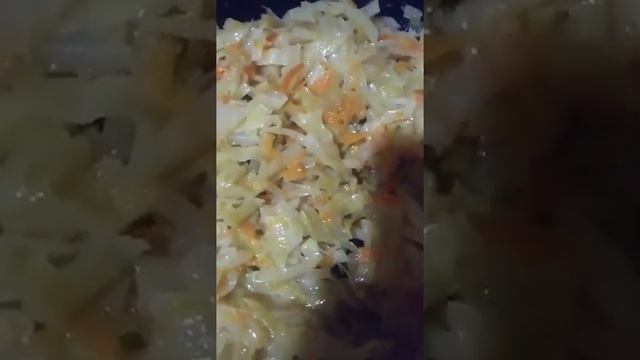 #shоrts #веганские_рецепты #постнаякухня Тцшеная капуста с болгарским перцем и морковкой. смотреть онлайн