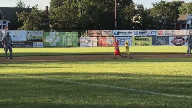 Connor (yellow) doing the Ketchup vs Mustard race at the Valley Blue Sox (MA) July 2017 смотреть онлайн