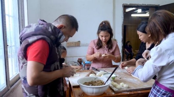 【农村四哥】奶奶嘴馋想吃包子，四哥全家动手包，个个鲜嫩多汁，好吃到停不下来