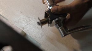 Ставлю ручку защёлку на  калитку из профнастила