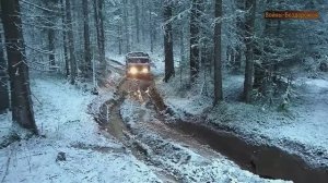 4x4 Внедорожные старые грузовики ГАЗ 66 на дороге в снегу и застрявшие в грязи.