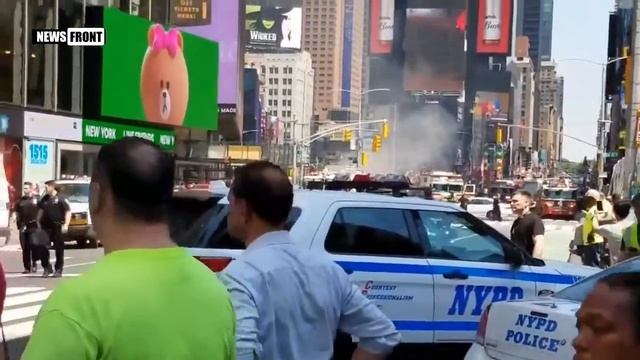 В Нью Йорке автомобиль въехал в толпу пешеходов смотреть онлайн