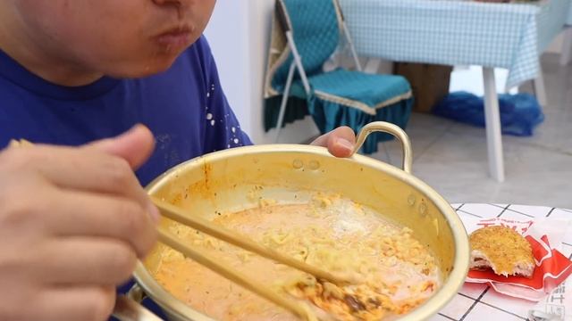 你吃过火鸡面加奶油吗？阿强开始整活儿，配一只炸鸡，这味道绝了！【cram阿强】 смотреть онлайн