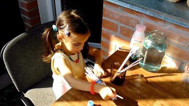 Мыльные пузыри. Сами делаем из чего будем дуть пузыри. *** Bubbles. Do what will blow bubbles. смотреть онлайн