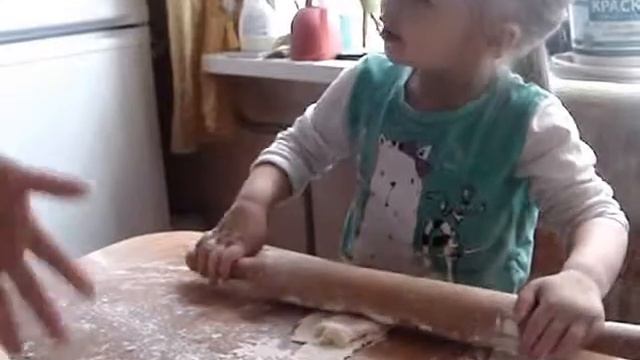 Ксения Алексеевна готовит рогалики | baby video vlog | cooking the bagels смотреть онлайн