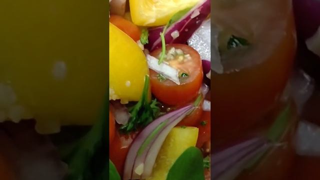 SALAD 🥗🥗🥗 & TONY REBEL: Spinach, tomatoes, yellow bell pepper, garlic, parsley, coriander, red onio смотреть онлайн