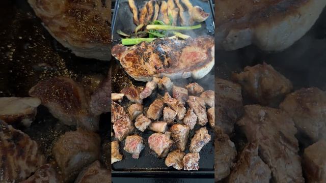 Grilling New York steak, Teppanyaki, portobello mushroom and green scallion🥩 🍄 🥬 смотреть онлайн