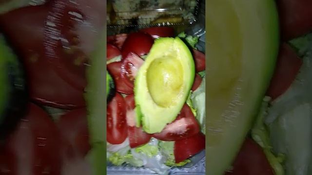 Салат из авокадо с розовыми помидорами и сочным айсбергом. смотреть онлайн