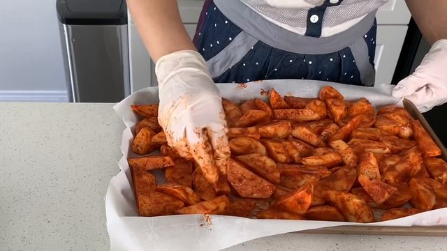 crispy potatoes with sour cream and garlic sauce. Хрустящая картошка с сметано-чесночным соусом смотреть онлайн