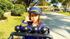 Даниэла играет в полицейского и наказывает нарушителя. Детское видео