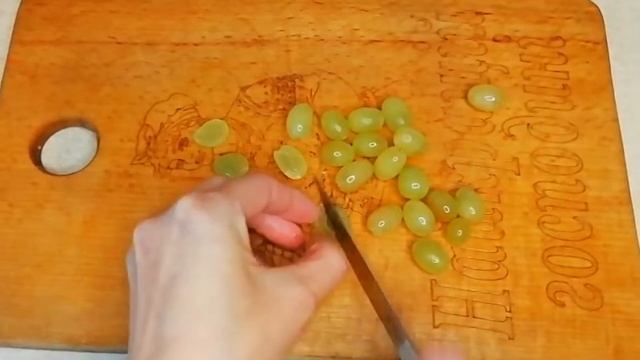 Салат з печеного буряка, крабових паличок та виноградом. смотреть онлайн