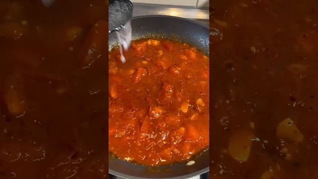 Паста с креветками и помидорами 🍝 #shorts смотреть онлайн