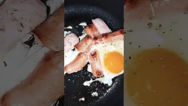 Яичница с сосисками и сыром 🍳🧀🍖🥚 смотреть онлайн