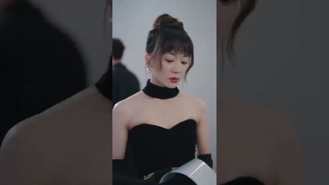 【完整版结局】那晚的一夜纏情虞箏懷上了盛景霆的崽直接被對方拉著閃了婚，傳聞盛家家主是出了名的京圈佛子清冷禁欲從不近女色，本以為對方只是奉子成婚，怎料婚後被他捧在手心上寵成寶！#熱播短劇#甜寵#先婚後 смотреть онлайн