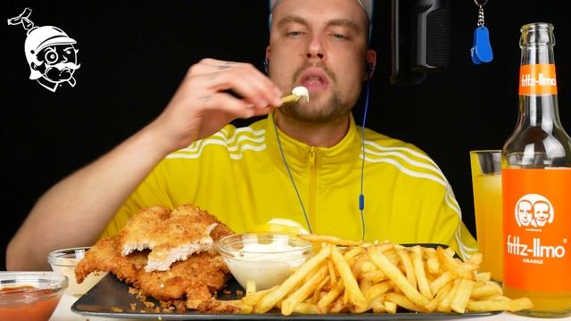 Knuspriges Schnitzel essen 😋 #asmrdeutsch #asmrshorts #schnitzel смотреть онлайн