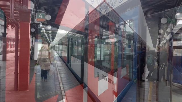 Электропоезд ЭГ2Тв-011 «Иволга» на платформе Площадь трёх вокзалов смотреть онлайн