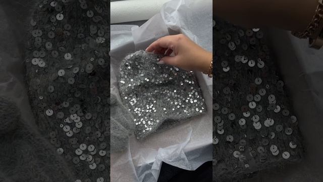 Шапка бини с пайетками. Варежки с косой смотреть онлайн