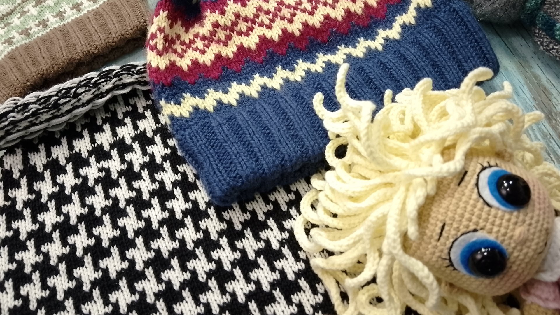 Шапки жаккардом / жилет на машине / кукла Лол / котик крючком. смотреть онлайн