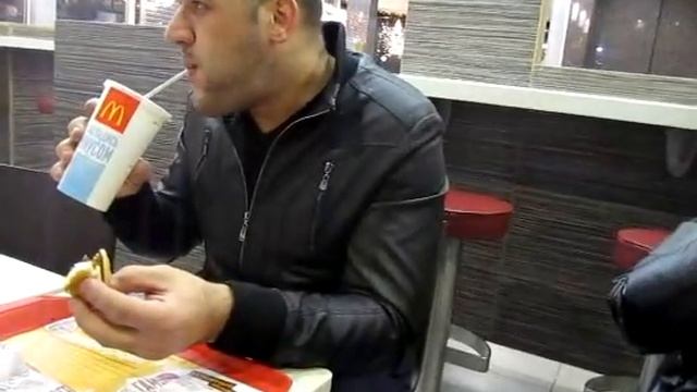10 гамбургеров за 9 минут!!!!СЛАБО? смотреть онлайн