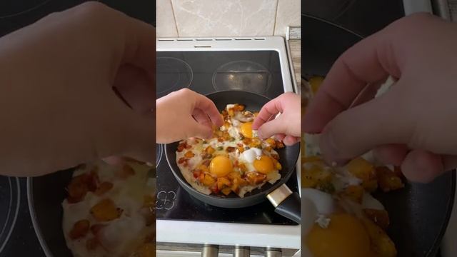 Завтрак из того, что всегда есть под рукой! Каперсы, томатные сухарики и сыр с плесенью это топ! смотреть онлайн