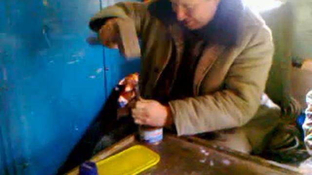 Вот так нужно открывать консерву!!! ржачно. смотреть онлайн