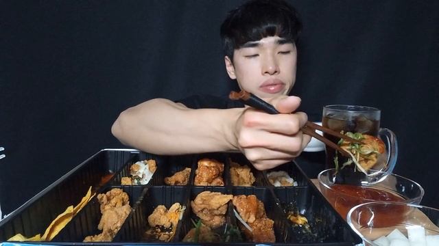 순살치킨 10가지 맛을 한번에?!! 순살만 공격! 치파포 얼티밋 먹방 смотреть онлайн