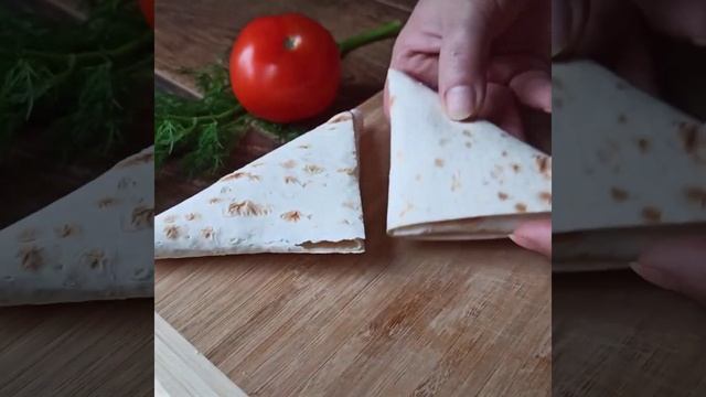 Lavash triangles with cottage cheese and 🍅 tomato. смотреть онлайн