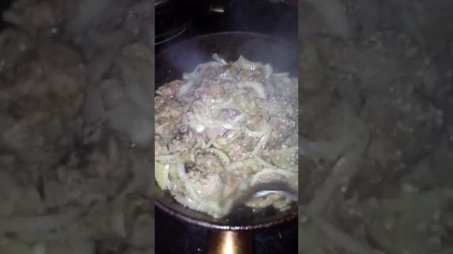 Печень куринная жаренная с луком и тушённая в сметанном соусе( процесс приготовления)(4) смотреть онлайн