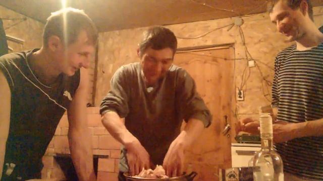 Узбек маринует шашлык на Пасху 2015. Без приколов не обошлось. смотреть онлайн
