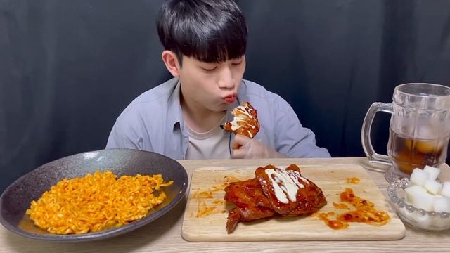 Mukbang l BBQ 자메이카 통다리구이 치킨 꾸덕한 크림진짬뽕 미친조합 먹방 GRILLED CHICKEN SPICY Cream Noodles Korean Eatingshow смотреть онлайн