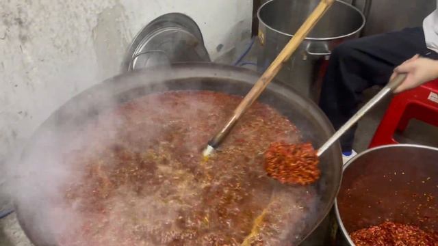 Это САМЫЙ ОПАСНЫЙ РЕЦЕПТ! Беларус и китаец готовят ОГНЕННЫЙ Хот Пот Чунцина! смотреть онлайн