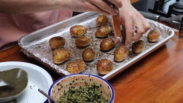 Perfect Vegan side dish - Smashed potatoes with pesto смотреть онлайн